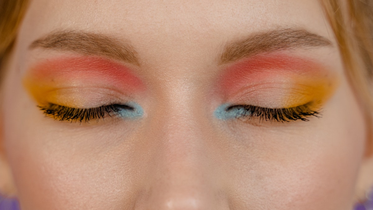 Aplikacje do nauki robienia prostego makijażu z połyskiem Aprender a fazer maquiagem